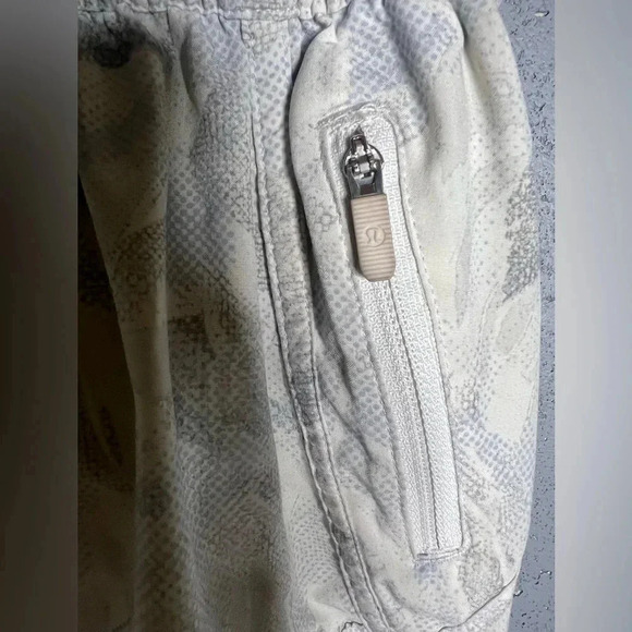 Lululemon Tracker Short V *4" Jasmine White. Size 2 - Picture 5 of 8